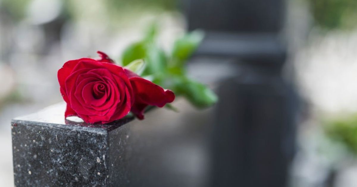 25 Meanings When Dreaming of a Dead Person Talking to You